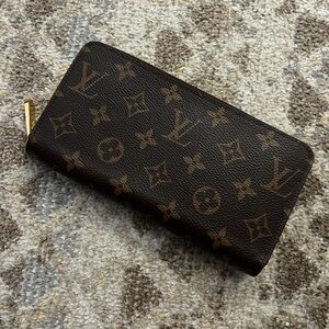 Louis Vuitton Zippy Wallet